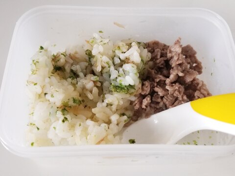 離乳食後期★鰹節と青海苔の醤油ご飯、ダシ汁牛肉添え